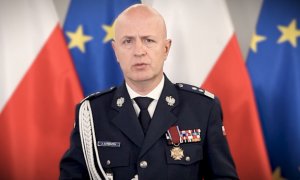 Komendant Główny Policji na tle flag Polski i Unii Europejskiej