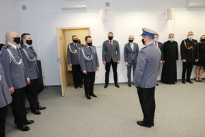 dowódca uroczystości składa meldunek Zastępcy Komendanta Wojewódzkiego Policji w Białymstoku