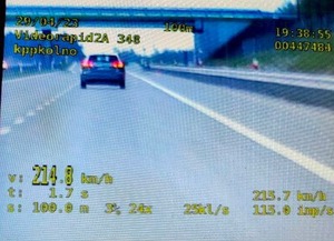 Zrzut ekranu z wideorejestratora. Na nagraniu jadący drogą samochód osobowy.