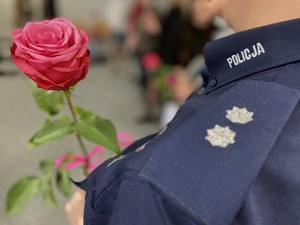 Policjantka z różową różą