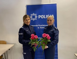 Policjantki z różowymi różami