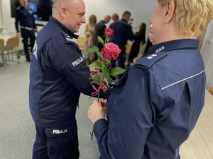 Komendant Powiatowy Policji w Kolnie wręcza policjantkom róże