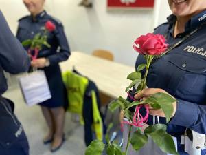 Komendant Powiatowy Policji w Kolnie wręcza policjantkom różowe róże