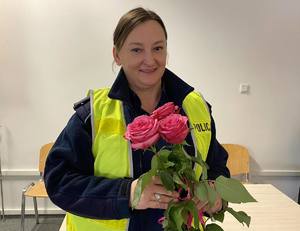Policjantka z różowymi różami