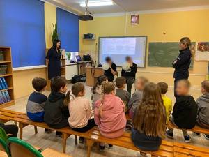 Policjantka i przedstawicielka KRUS na spotkaniu z dziećmi w szkole