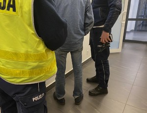 Policjanci i mężczyzna na korytarzu