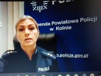 policjantka przez ekranem komputera