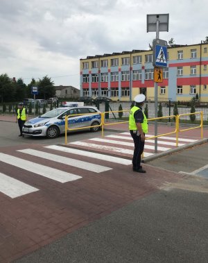 Policjanci WRD kontrolują znaki przed szkołą