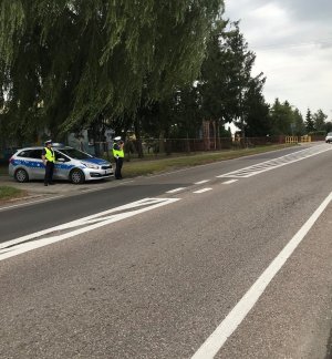 policjanci WRD kontrolujący prędkość pojazdów przed szkołą