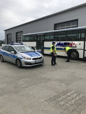 Policjanci WRD dokonujący kontroli autobusu