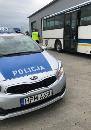 Policjant WRD dokonujący kontroli autobusu