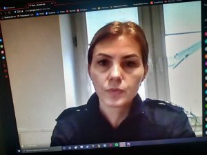 Twarz policjantki w oknie monitora