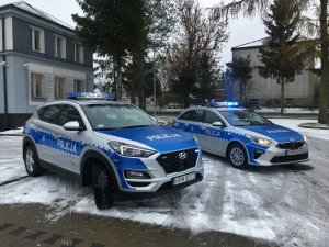 Dwa oznakowane radiowozy