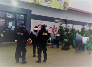 POLICJANCI I STRAZNICY MIEJSCY KONTROLUJA STOISKA Z CHOINKAMI