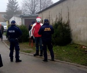 POLICJANCI I STRAZNICY MIEJSCY KONTROLUJA STOISKA Z CHOINKAMI