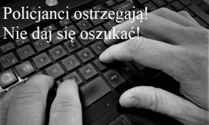 Dłonie piszące na klawiaturze komputera. W lewym górnym roku napis: Policjanci ostrzegają! Nie daj się oszukać!