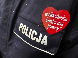 Serduszko WOŚP na kurtce policjanta.