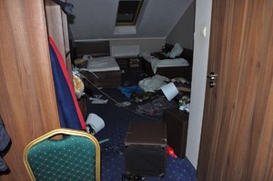 Zdemolowany pokój hotelowy