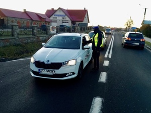 Policjant na drodze bada stan trzeźwości kierowców