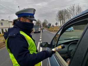 Policjanci badają stan trzeźwości kierowców.
