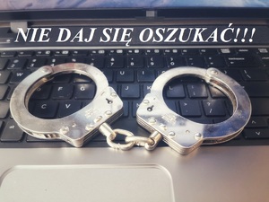 Kajdanki leżące na klawiaturze laptopa. Napis: Nie daj się oszukać!!!