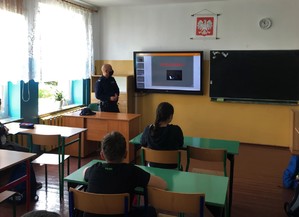 Dzielnicowy na spotkaniu w szkole