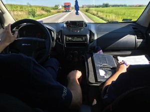Dwóch dzielnicowych w radiowozie