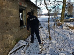 Dzielnicowy sprawdza miejsce, gdzie mogą przebywać osoby narażone na wychłodzenie