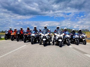 Policjanci i ratownicy medyczni na motocyklach
