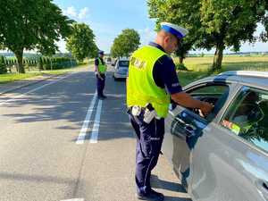 Policjanci na drodze badają stan trzeźwości kierowców
