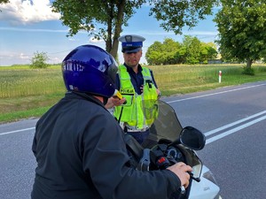 Policjant bada stan trzeźwości motorowerzysty
