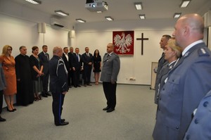 Pomieszczenie w budynku KPP w Kolnie. Dowódca uroczystości składa meldunek Komendantowi Powiatowemu Policji w Kolnie.