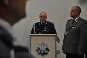Za mównicą przemawia Komendant Powiatowy Policji w Kolnie.
