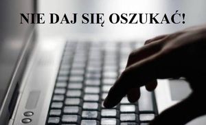 Dłoń pisząca na klawiaturze komputera. Napis: nie daj się oszukać!