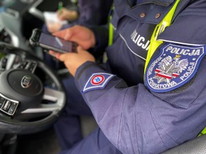 Dwóch policjantów wewnątrz radiowozu