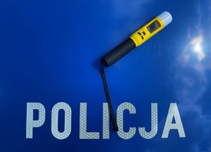 Alkomat na masce radiowozu. Napis: POLICJA.