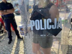 Policjant i dziewczyna, która trzyma tarczę