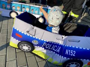 Dziecko w autochodziku