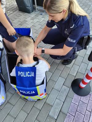 Policjantka i chłopiec w autochodziku