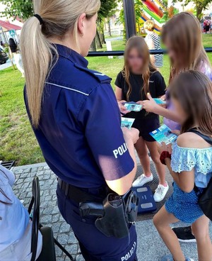 Policjantka i 3 dziewczynki
