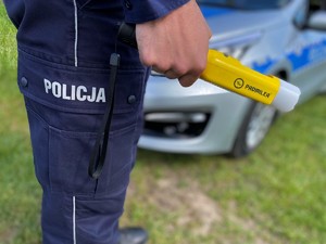 Policjant trzyma alkomat