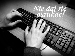 Dłonie piszące na klawiaturze komputera