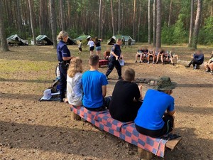 Policjantka wśród dzieci w lesie