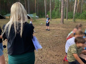 Kobieta i dzieci w lesie