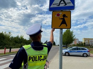 Policjant przy przejściu dla pieszych