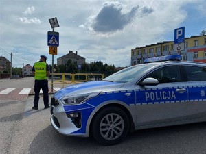 Policjant przy przejściu dla pieszych