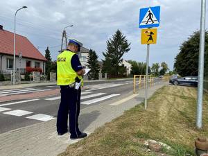 Policjant przy przejściu dla pieszych