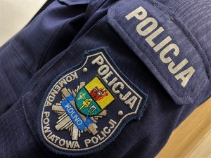Emblemat kolneńskiej Policji na ramieniu policjanta
