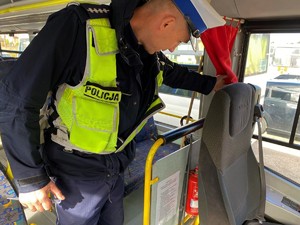 Policjant w autobusie