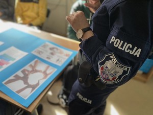 Policjantka wśród młodzieży